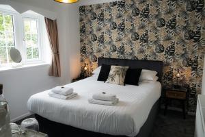 The Sandpiper Guest House tesisinde bir odada yatak veya yataklar