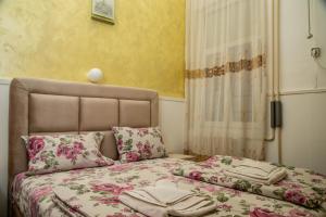 um quarto com uma cama com toalhas em Sobe sa sopstvenim KUPATILOM Private rooms bathroom In CENTER em Novi Sad