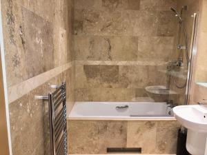 约克Central York Apartment - Skeldergate YO1的带浴缸和水槽的浴室 更多17张照片