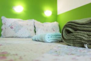a bedroom with a bed with a green wall at pousada do rei in Pedra de Guaratiba