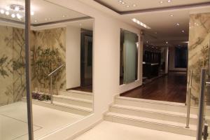 un pasillo con escaleras y espejos en un edificio en Corrientes Av, Best Location en Buenos Aires