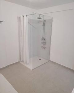 a white room with a shower with a glass door at Hello Guyane (4), Suite Junior Luxury, 5 étoiles in Cayenne +12 photos