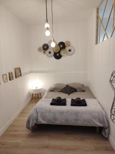 um quarto com uma cama com duas toalhas em La Suite Angoulême em Angoulême