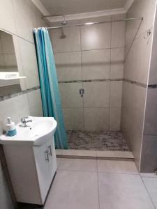 Un baño de Petite Selfcatering Accommodation Struisbaai SA