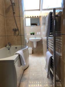 Ένα μπάνιο στο Oakbank - Comfort in the Glens! +15 φωτογραφίες