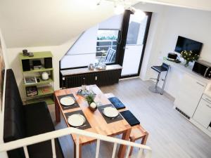 een kleine woonkamer met een tafel en een keuken bij Steinmännchen Ferienwohnung in Goslar