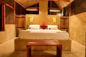 Ein Bett oder Betten in einem Zimmer der Unterkunft Raalmadu