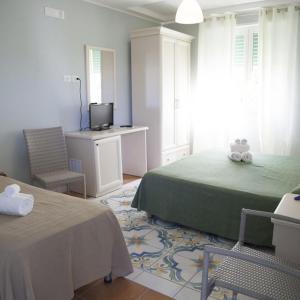 TV a/nebo společenská místnost v ubytování Medea Beach Resort