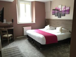 een slaapkamer met een groot bed en een raam bij Hotel-Restaurant St-Christophe in Belfort