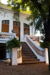 una casa blanca con escaleras delante en Pousada dos Quatro Cantos, en Olinda