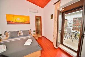 Balkón alebo terasa v ubytovaní Plokamos House