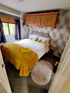 מיטה או מיטות בחדר ב-Unique Caravan with Outdoor Space