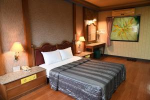 1 dormitorio con 1 cama grande en una habitación en Love Boat Motel, en Chaozhou