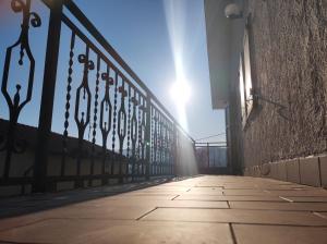una recinzione su un ponte con il sole sullo sfondo di Agriturismo il fosso a Cutigliano