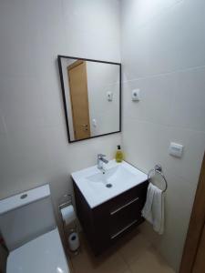 Ένα μπάνιο στο Lovely 3 Bedroom Apartment on Golf Resort