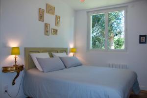 1 dormitorio con 1 cama grande y ventana en Villa Art Natura, en Juzet-de-Luchon