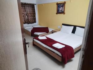 Postel nebo postele na pokoji v ubytování HOTEL S K PALACE