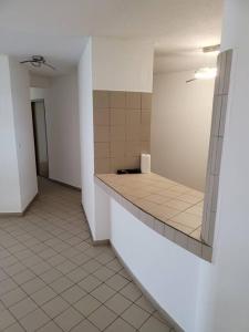 a bathroom with a mirror and a tiled floor at Hello Guyane (7), Grand Appartement Prestigieux F3 in Cayenne