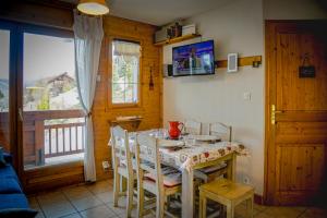 TV a/nebo společenská místnost v ubytování T2 Meublé Tourisme 3 etoiles, pied des pistes-parking privé avec balcon et superbe vue