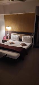 Postel nebo postele na pokoji v ubytování HOTEL S K PALACE