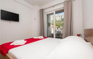 Llit o llits en una habitació de Beautiful Apartment In Drvenik With Kitchen