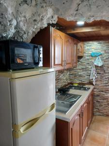 A kitchen or kitchenette at casa cueva a orilla del mar Brisas del Mar