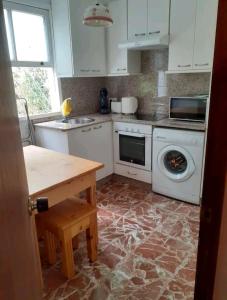 A kitchen or kitchenette at Praia da Borna 1ºA
