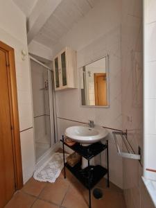 biała łazienka z umywalką i prysznicem w obiekcie Da Sabrina w mieście Castellabate