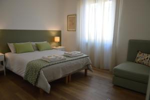 Un pat sau paturi într-o cameră la Via Da Velo 8 appartamento