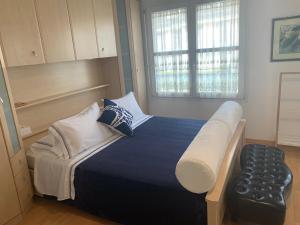 um quarto com uma cama com lençóis e almofadas azuis em B&B Kelly em Lausanne