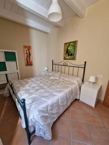 sypialnia z dużym łóżkiem w pokoju w obiekcie Da Sabrina w mieście Castellabate