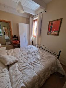 sypialnia z dużym białym łóżkiem w pokoju w obiekcie Da Sabrina w mieście Castellabate
