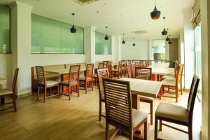 A restaurant or other place to eat at Hotel Ganthera Kandy
