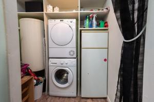 eine Waschmaschine und ein Trockner in einem kleinen Raum in der Unterkunft Duplex cosy et contemporain avec parking privé in Amiens
