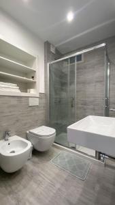 La salle de bains est pourvue de toilettes, d'un lavabo et d'une douche. dans l'établissement Palazzo Framì, à Acireale