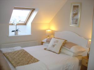 ein Schlafzimmer mit einem weißen Bett und einem Fenster in der Unterkunft Apt 7A Waterfoot Apartment in Newcastle