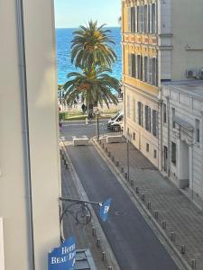 Blick aus einem Fenster auf eine Straße und das Meer in der Unterkunft High-End Apartment, Hyper Center, Near The Beaches in Nizza