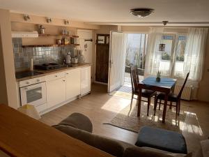 Nhà bếp/bếp nhỏ tại Apartment,Wohnung & Zimmer 'Am Waldfreibad'