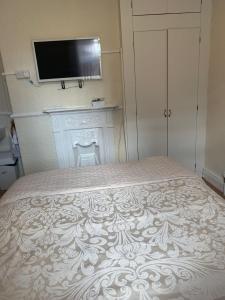 Een bed of bedden in een kamer bij The Pines Guest House