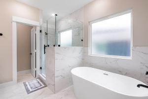 Koupelna v ubytování 3 Bedroom and 3 bath + 40 fotografií