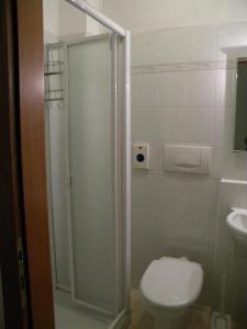 Bathroom sa Hotel Adua