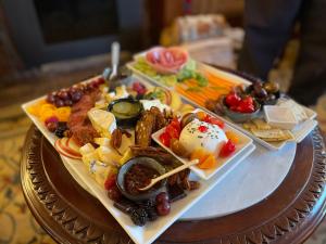 ウッドストックにあるThe Village Inn of Woodstockのテーブルの上に数皿の食べ物を並べたテーブル