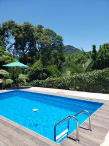 Bazén v ubytování Chalés Paradiso nebo v jeho okolí