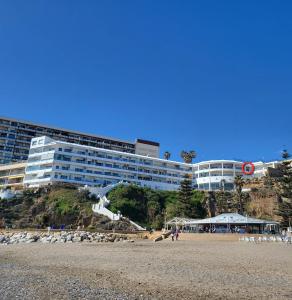 un gran edificio en una playa con un edificio en Studio LE LUXE au soleil face à la mer, en Torremolinos