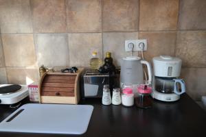 eine Küche mit einer Theke mit einer Kaffeemaschine und einem Mixer in der Unterkunft E-19 Home - Tradition meets tourism in Prizren