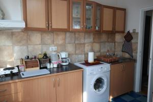 cocina con lavadora y lavadora en E-19 Home - Tradition meets tourism, en Prizren