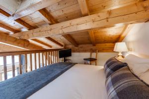 A bed or beds in a room at Hôtel La Grange d'Arly