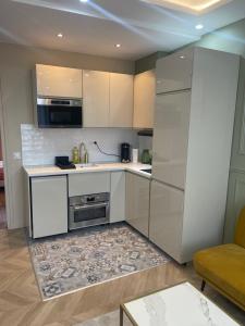 Kitchen o kitchenette sa L'Etoile Imani -Amazing apartment near Orly Airport