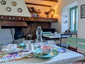 stół z płytami i wazonem na górze w obiekcie B&B Il Poggiolo w mieście Stresa