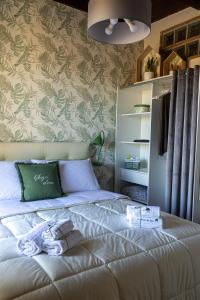 Een bed of bedden in een kamer bij Le Case di Fe - La Casetta sul Corso